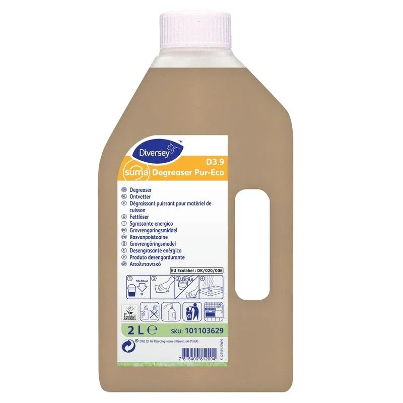 Eine 2-Liter-Flasche Suma Degreaser Pur-Eco D3.9 Fettlöser von Diversey Deutschland GmbH & Co. OHG, mit beiger Flüssigkeit, umweltfreundlichen Piktogrammen, Produktinfo, Anleitung auf dem Etikett und inklusive Sprühkopf.