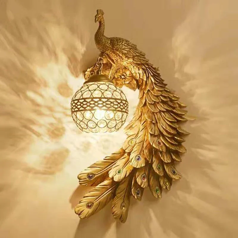 Karnz | Klassische Pfauen Wandlampe Sconces 1 Glühbirne Harz Wandleuchte mit sphärischem Kristall besetztem Schirm