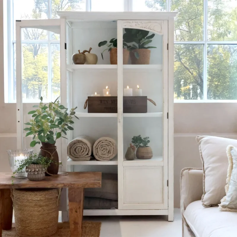 Vitrinenschrank mit Glastüren und Regalböden in Antique Creme