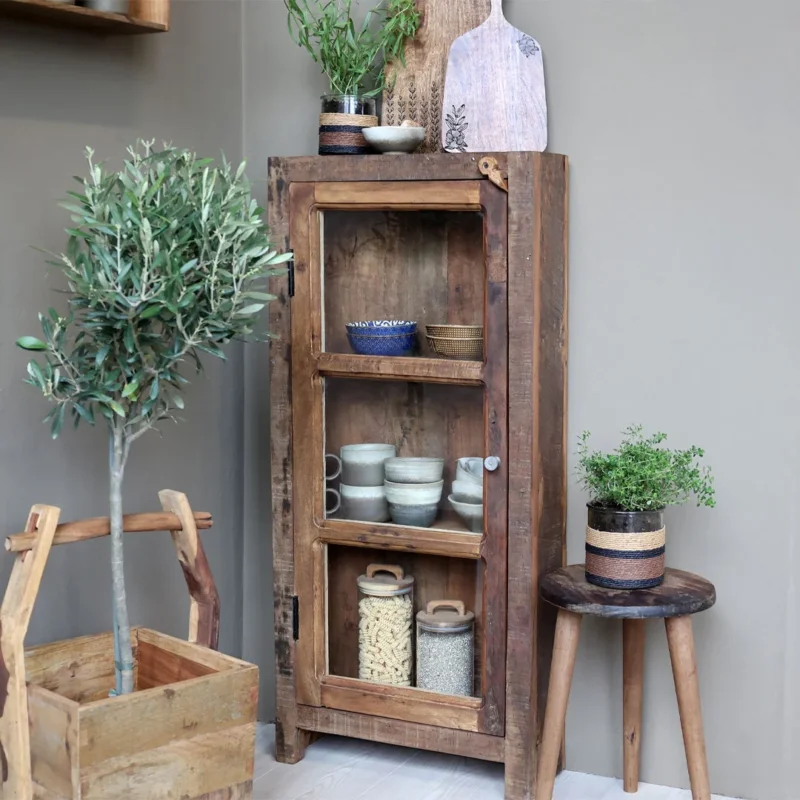 Grimaud Vitrinenschrank aus recyceltem Holz – Schmale Aufbewahrung mit authentischem Charme
