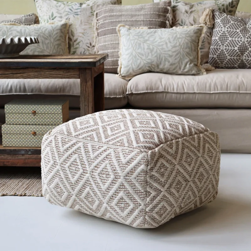 Chic Antique – Loungepouf in Latte und Creme mit Muster – Komfort und Stil in einem