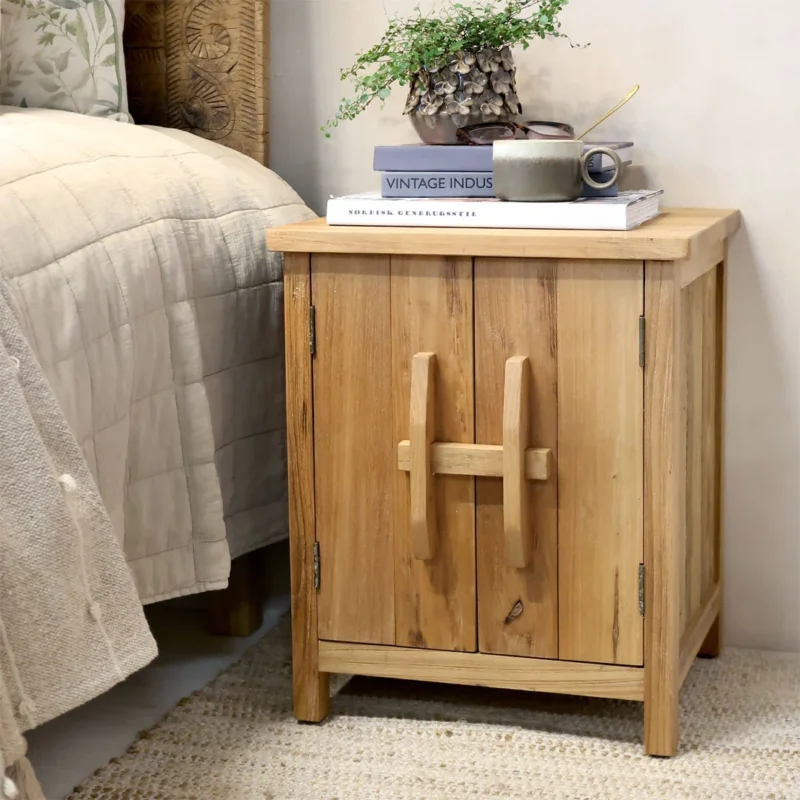 Schrank mit 2 Türen und Regalböden – Natürliche Schlichtheit mit warmer Ausstrahlung