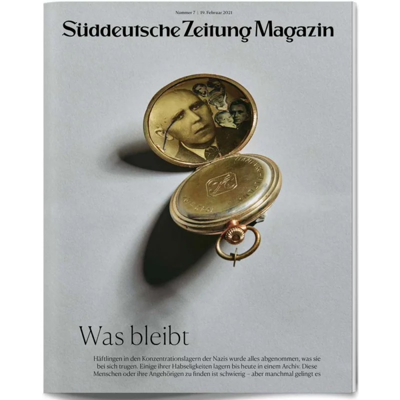 Ein goldenes Medaillon mit alten Fotografien im Inneren, die einen Schatten auf einen weißen Hintergrund werfen; Titelseite einer Zeitschrift.