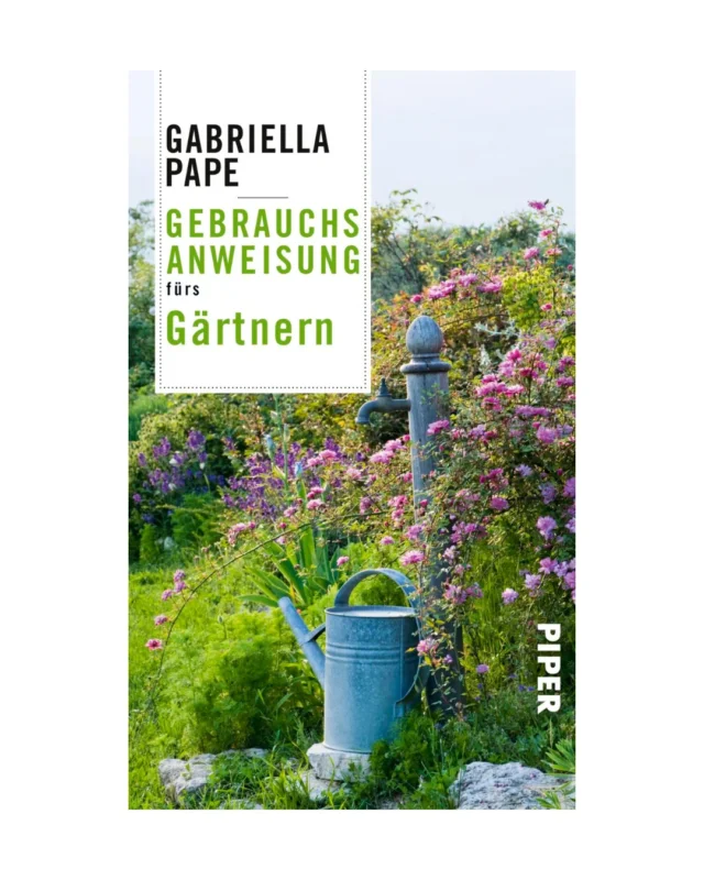 Das Cover des Buches "Gebrauchsanweisung fürs Gärtnern | Praxis & Tipps Buch" von Gabriella Pape zeigt einen üppigen Garten mit blühenden Blumen, einer Metallgießkanne und einer rustikalen Wasserpumpe. Der Verlag Piper ist auf dem Buchrücken abgebildet.