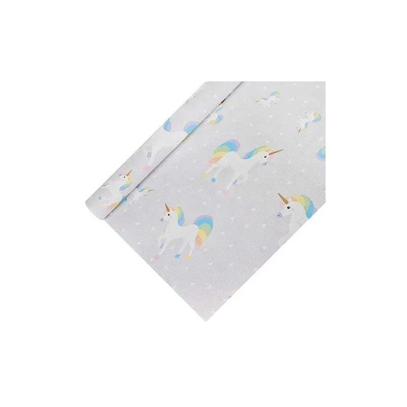 Unser hellgraues Geschenkpapier, inspiriert vom skurrilen PAPSTAR Tischdeckenpapier der PAPSTAR GmbH, zeigt ein bezauberndes Muster aus Einhörnern mit leuchtend regenbogenfarbenen Mähnen und Schwänzen, geschmückt mit kleinen weißen Herzen. Es ist ideal, um einen Hauch von Magie zu verbreiten und gleichzeitig vor Staub zu schützen.