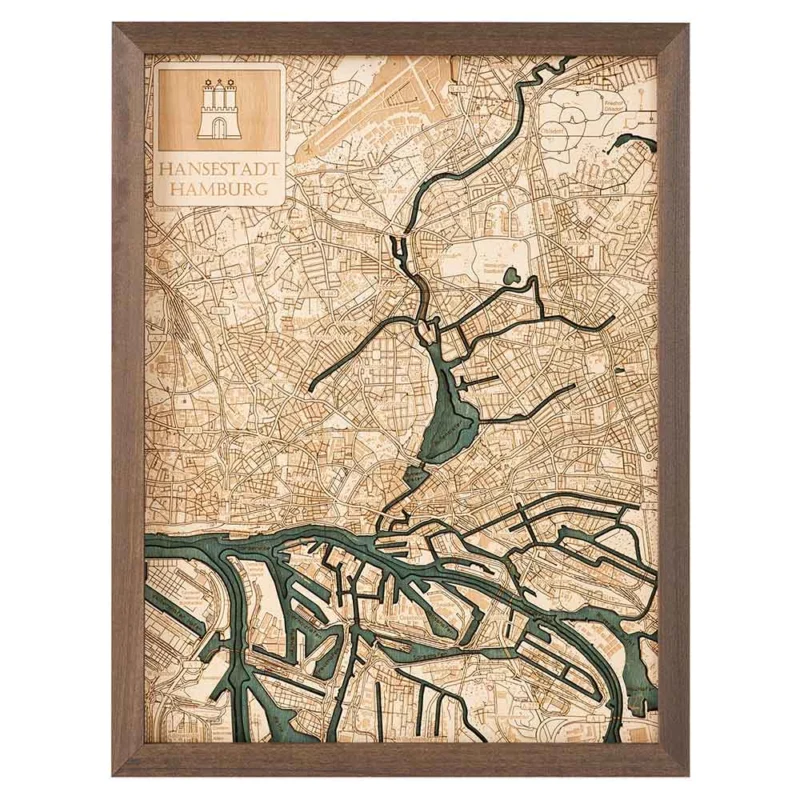 Gerahmte Holzkarte von Hamburg, Deutschland, mit detaillierter Darstellung von Straßen, Wasserwegen und Stadtgrundriss mit einer beschrifteten Plakette in der linken oberen Ecke.