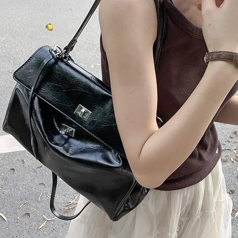 Strukturierte Lederhandtasche Karnz