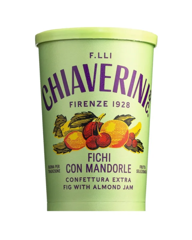 Ein grünes Chiaverini-Glas mit der Aufschrift "Confettura extra di fichi con mandorle" ist mit Feigen, Mandeln und Blättern illustriert. Der violette und gelbe Text beschreibt diese 400 g Toskanische Spezialität als Feigenkonfitüre extra mit Mandeln.