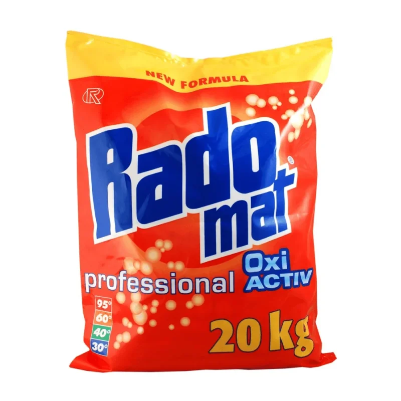 Fasertiefe Reinigung verspricht ein 20-kg-Sack Rösch Radomat Vollwaschmittel der Rösch Germany GmbH in rot-orangefarbener Verpackung. Er trägt Waschtemperatursymbole für 95, 60, 40 und 30 Grad Celsius und ist oben mit einem „New Formula“-Etikett versehen.