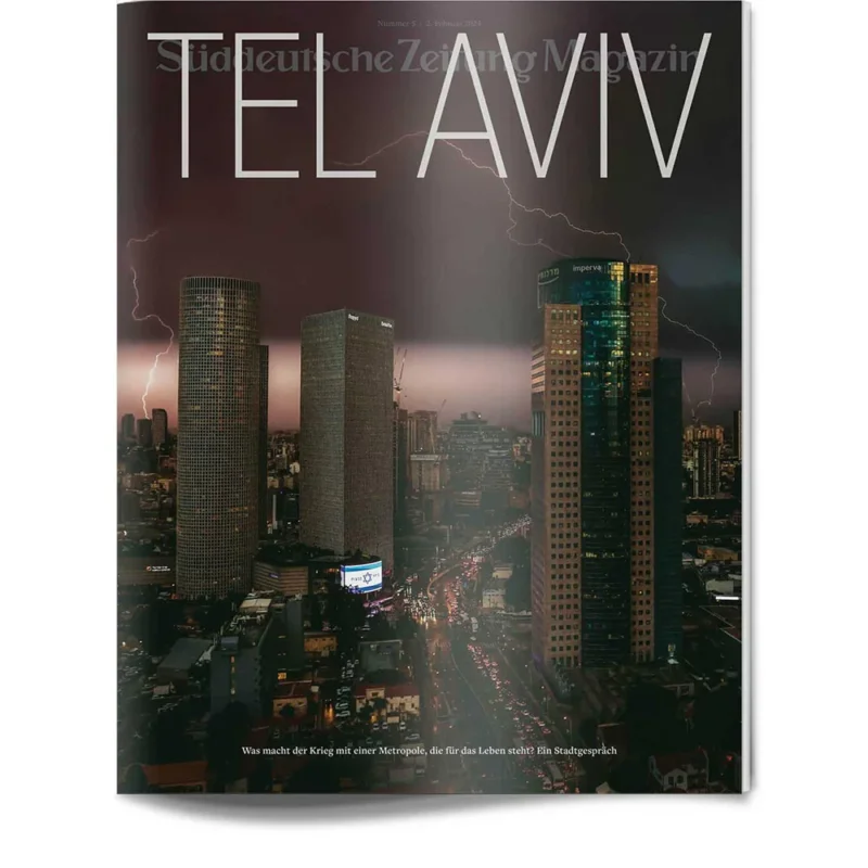 Nächtliche Ansicht von Tel Avivs Wolkenkratzern mit dramatischen Blitzen am Himmel, abgebildet auf einem Zeitschriftencover.
