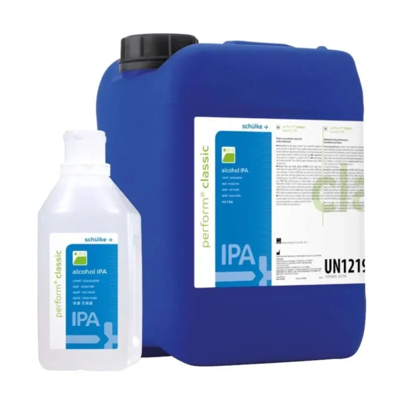 Ein großer blauer Behälter und eine kleinere durchsichtige Flasche mit der Aufschrift „Schülke perform classic alc IPA Flächendesinfektionsmittel“ der Schülke & Mayr GmbH stehen auf weißem Untergrund und zeigen chemische Sicherheitsinformationen mit dem Code „UN1219“.