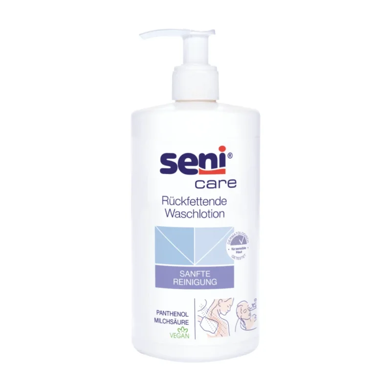 Die Seni Care Rückfettende Waschlotion von TZMO Deutschland GmbH ist eine 500 ml weiße Pumpflasche mit blau-violetter Beschriftung, die ihre sanfte, feuchtigkeitsspendende Reinigung hervorhebt. Sie zeichnet sich durch eine vegane Formulierung, einen hautfreundlicheren pH-Wert und Bilder einer sich waschenden Person aus.