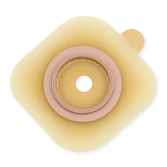 Das Bild zeigt eine Dansac Nova 2 Basisplatte in der Größe RR70 mit einem Durchmesser von 45–62 mm. Die Basisplatte ist kreisförmig und in einem neutralen Farbton gehalten. Ihre Oberfläche wirkt glatt und ist leicht glänzend. In der Mitte der Platte befindet sich ein ovaler Ausschnitt, der zur Befestigung auf der Haut dient. Am äußeren Rand sind die Ränder gut definiert ohne sichtbare Verunreinigungen oder Beschädigungen.