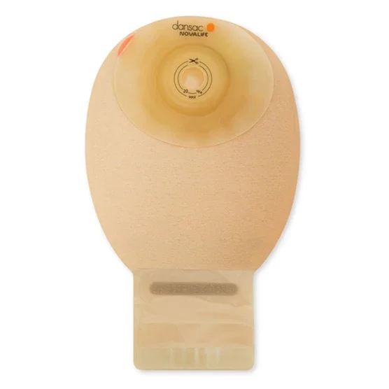 Ein Ausstreifbeutel von Dansac, Modell Novalife 1, in Soft Convex-Design. Der Beutel hat eine Midi-Größe von 30 mm und ist in einer transparenten Verpackung präsentiert, die das Produkt und seine Merkmale gut zeigt. Die Vorderseite des Beutels ist glatt, während die Rückseite die Befestigungsflächen aufweist. Die Kunststoffoberfläche wirkt robust und benutzerfreundlich. Ideal für Menschen mit einem Stoma, die eine bequeme und diskrete Lösung suchen.