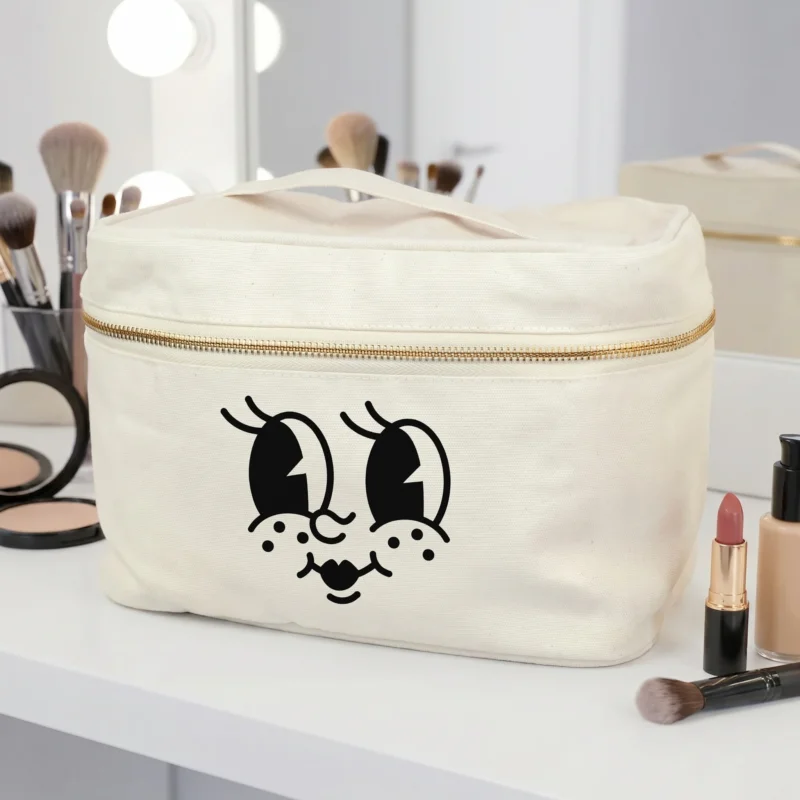 Kulturbeutel mit lustigem Gesicht-Aufdruck auf einem Schminktisch mit Make-up und Pinseln