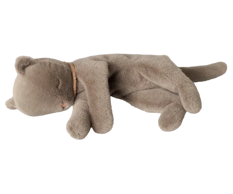 Maileg - Schlafendes Katzenplüschtier, Medium - Grau