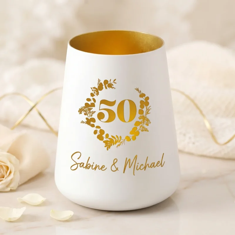 Weißes Dekolicht zur Goldenen Hochzeit mit Gravur, Namen Sabine und Michael sowie goldener Innenseite